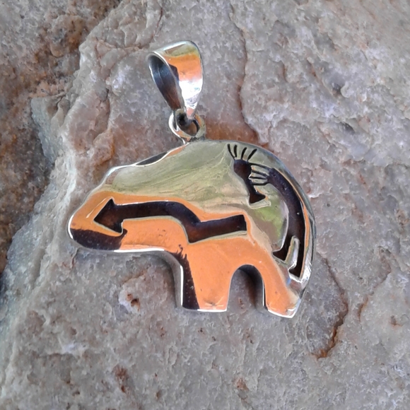 Sterling Silver Bear Fetish with Kokopelli pendant - Picture 4 of 7